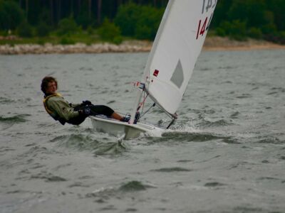 Christian Kapfenberger vom Bayernkader Laser beim Ausreiten mit der Laser-Jolle auf dem Großen Brombachsee