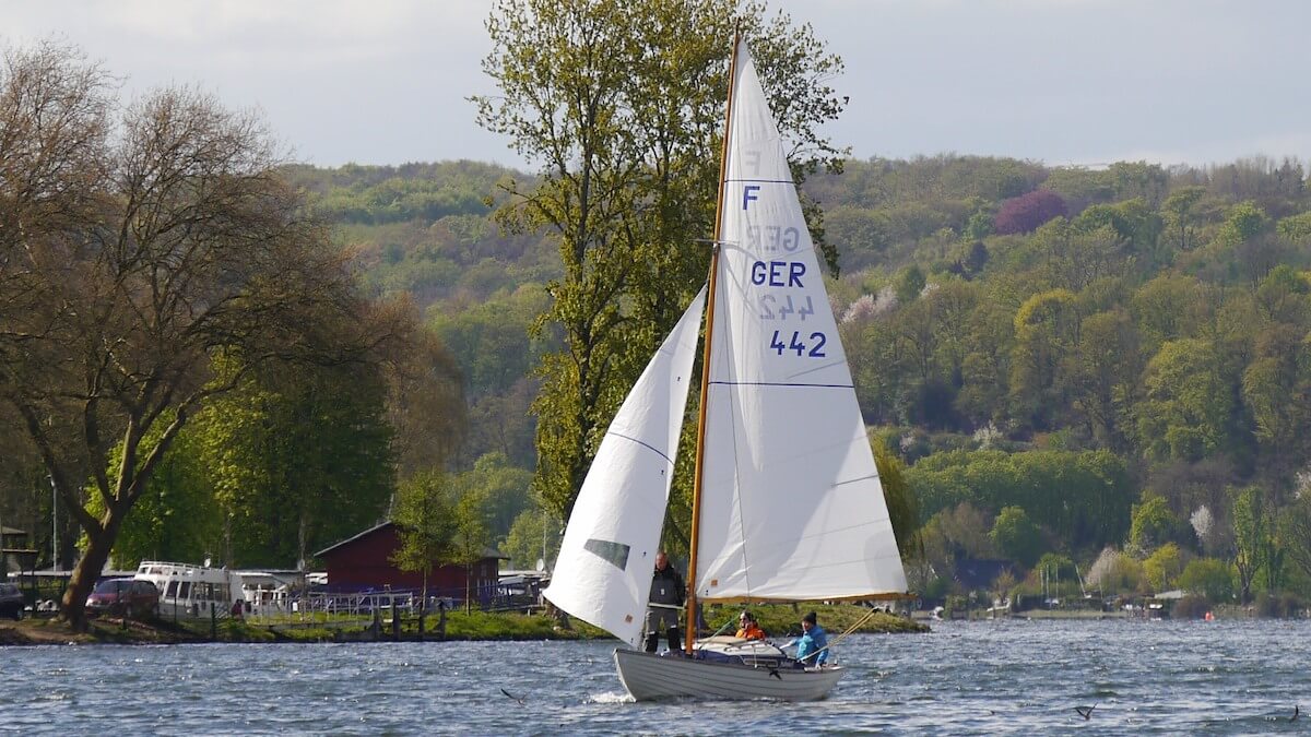 Folkeboot Meltemi auf dem Baldeneysee auf Vorwindkurs